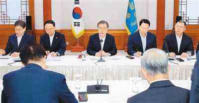 7月10日，韩国总统文在寅会见韩国大企业高管。 视觉中国 图